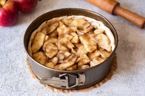 Слоеный пирог с яблоками из готового теста