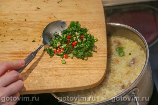 Суп куриный с грибами, перцем чили и яичной болтушкой Суп куриный с грибами, перцем чили и яичной болтушкой