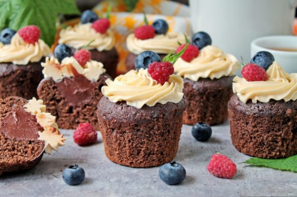 Шоколадные капкейки со сливочным кремом Шоколадные капкейки со сливочным кремом