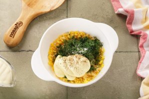 Яйца, фаршированные сыром и чесноком