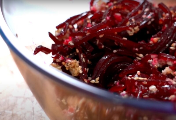 Простой и полезный салат из свеклы за 5 минут. Идеальное сочетание ингредиентов Простой и полезный салат из свеклы за 5 минут. Идеальное сочетание ингредиентов