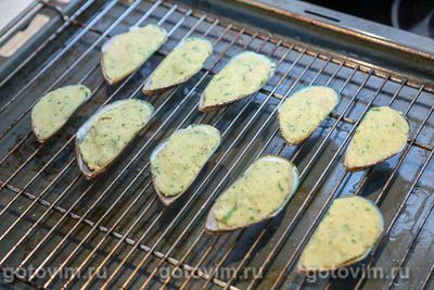 Мидии в створках под корочкой из сухарей и сыра с голубой плесенью