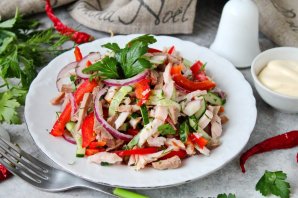 Салат с языком и курицей Салат с языком и курицей