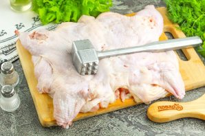 Цыпленок табака на сковороде под прессом классический Цыпленок табака на сковороде под прессом классический