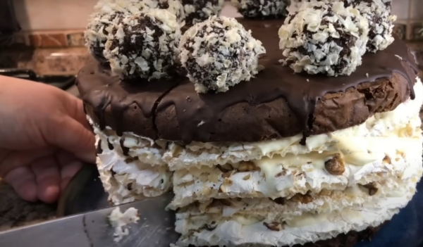 Торт «Лебединое озеро» с безе и орехами. Хруст в каждом кусочке Торт «Лебединое озеро» с безе и орехами. Хруст в каждом кусочке