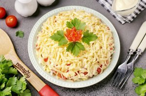 Слоёный салат с тунцом, помидорами, сыром и яйцами Слоёный салат с тунцом, помидорами, сыром и яйцами