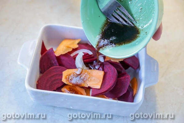 Скумбрия, запеченная на овощной подушке со свеклой и морковью Скумбрия, запеченная на овощной подушке со свеклой и морковью