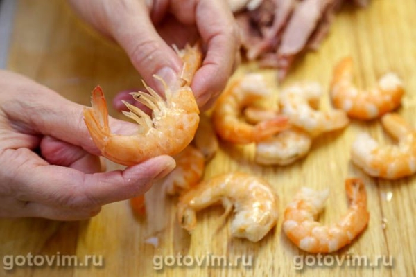 Салат &laquo;Оливье&raquo; с ланспиком, цыпленком и креветками по старинному рецепту