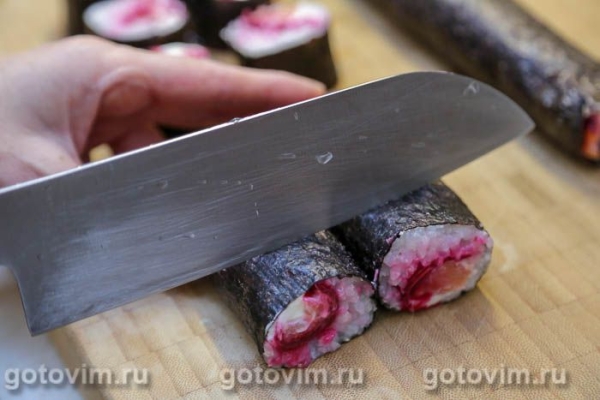 Суши со свеклой, красной рыбой и творожным сыром