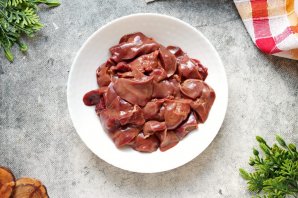 Куриная печень с луком и морковью Куриная печень с луком и морковью