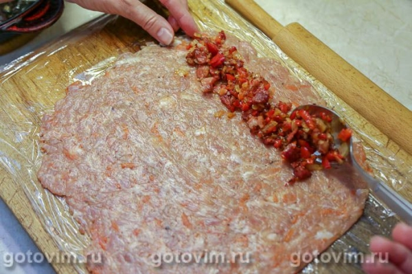 Мясные рулетики из фарша с жареным беконом и перцем Мясные рулетики из фарша с жареным беконом и перцем