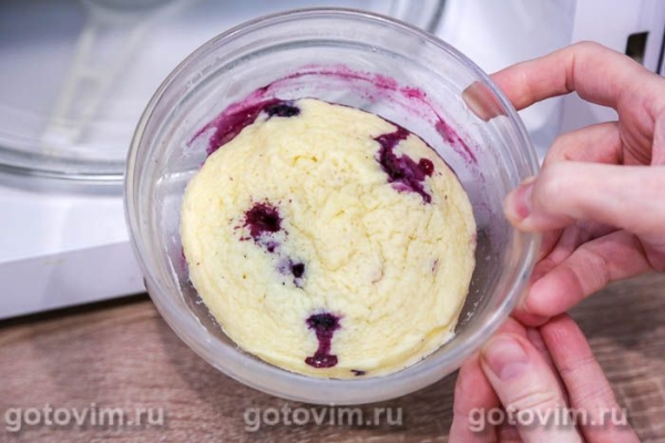 Творожная запеканка с черной смородиной в микроволновке
