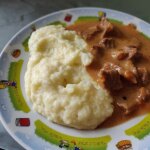 Гуляш из говядины с пюре и подливой Гуляш из говядины с пюре и подливой