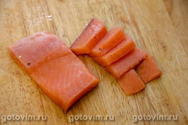 Канапе с красной рыбой, огурцом и сыром моцарелла Канапе с красной рыбой, огурцом и сыром моцарелла