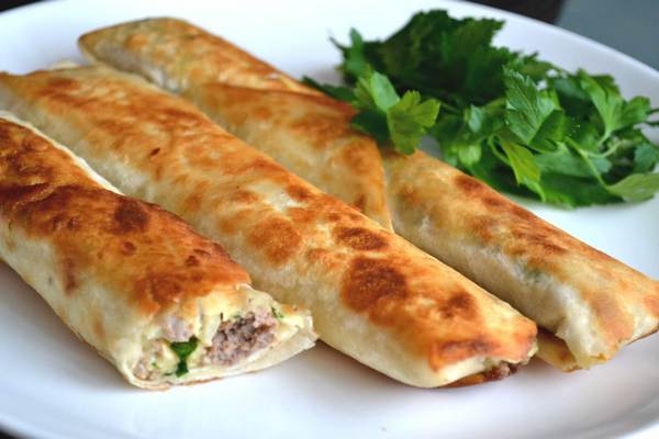 Сытный лаваш с начинкой в духовке Сытный лаваш с начинкой в духовке