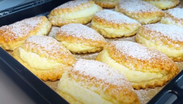 Готовятся из самых простых продуктов: как испечь сочни с творогом, которые будут нежнее, чем в дорогой кондитерской Готовятся из самых простых продуктов: как испечь сочни с творогом, которые будут нежнее, чем в дорогой кондитерской