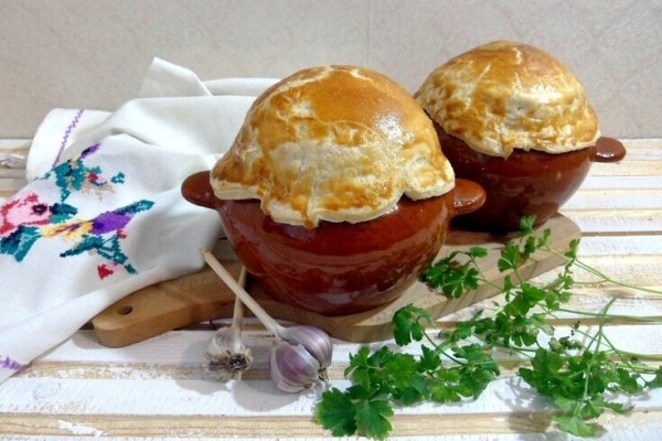 Жаркое в горшочке под съедобной крышечкой Жаркое в горшочке под съедобной крышечкой