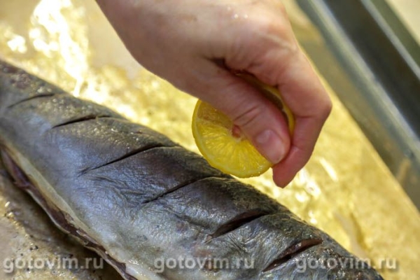 Сардина, запеченная с лимоном и зеленью