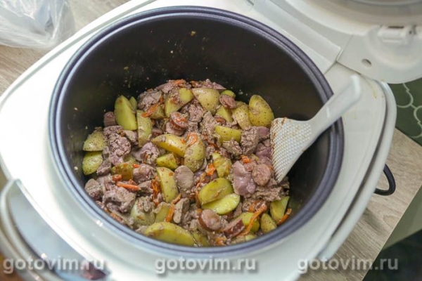 Поджарка из куриной печени с копчёными колбасками в мультиварке
