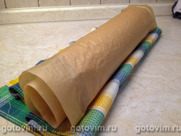 Бисквитный рулет с клюквой, яблоками и апельсином