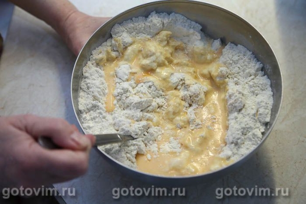 Кулич с изюмом и шоколадной начинкой Кулич с изюмом и шоколадной начинкой