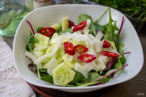 Огурцы с зеленым салатом Огурцы с зеленым салатом