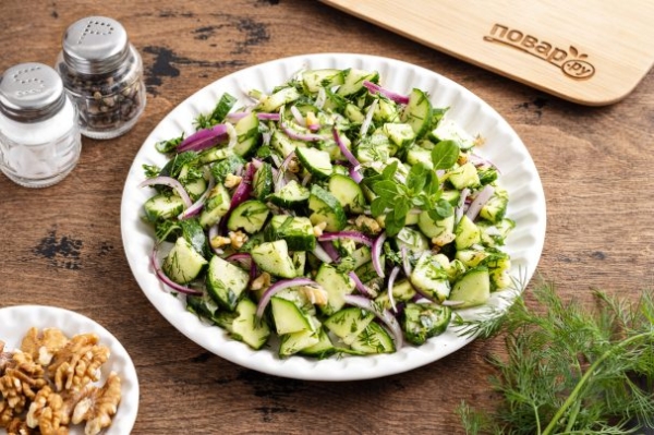 Салат по-грузински из огурцов и зелени Салат по-грузински из огурцов и зелени