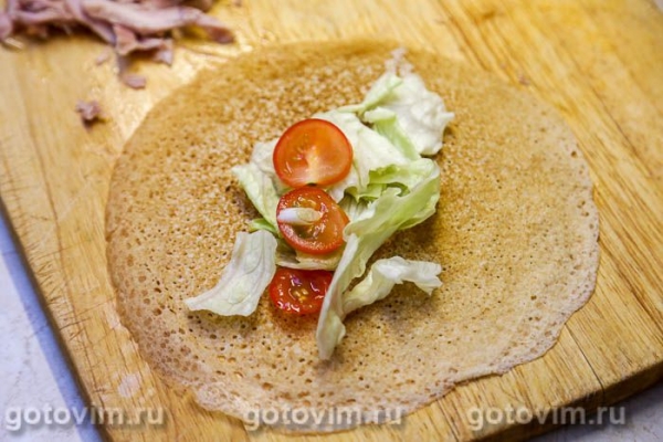 Шаурма в блине с курицей и овощами Шаурма в блине с курицей и овощами