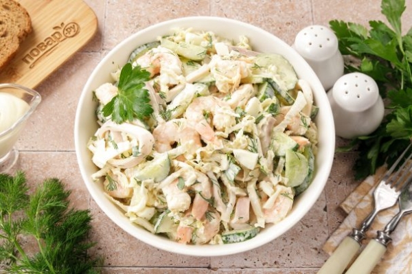 Салат с кальмаром, креветками и огурцом Салат с кальмаром, креветками и огурцом