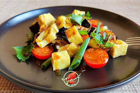 Тёплый салат с баклажанами и тофу