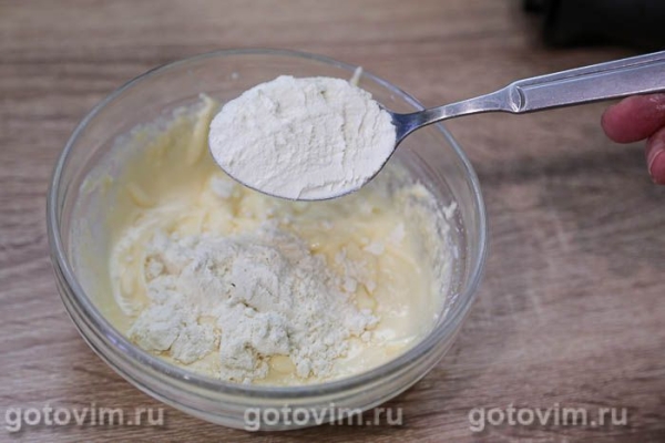 Творожная запеканка с черной смородиной в микроволновке