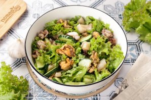 Салат с морским коктейлем