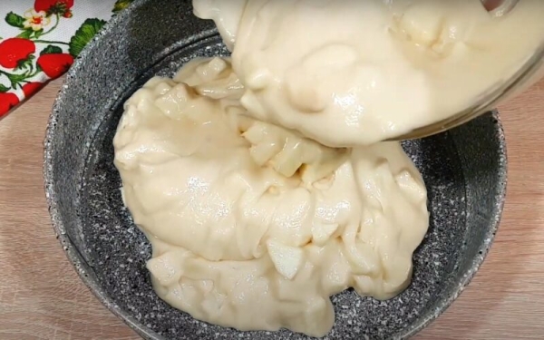 Пышная шарлотка на скорую руку. Рецепт вкусного пирога без яиц и молока