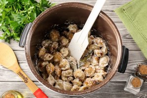 Пельмени в сметане в мультиварке Пельмени в сметане в мультиварке