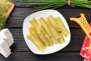 Бутерброд со шпротами и солеными огурцами Бутерброд со шпротами и солеными огурцами