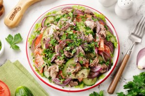 Салат с тунцом, огурцом и помидором Салат с тунцом, огурцом и помидором