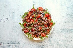 Теплый салат из рукколы и говядины Теплый салат из рукколы и говядины