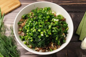 Салат с курицей, грибами и маринованными огурцами Салат с курицей, грибами и маринованными огурцами