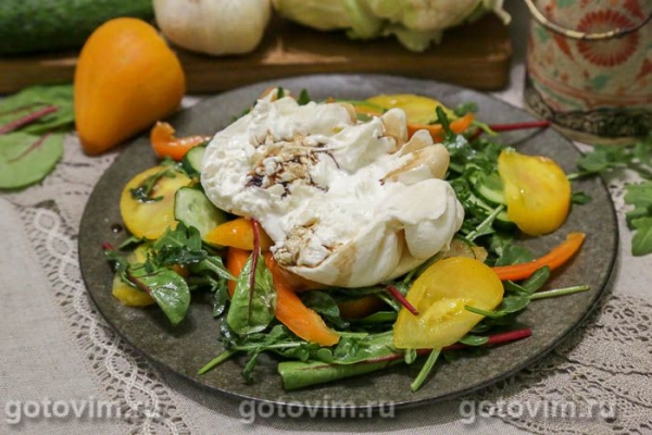 Салат с бурратой, овощами и чесночной заправкой