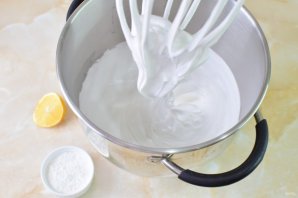 Меренговый рулет с клубникой и брусникой Меренговый рулет с клубникой и брусникой