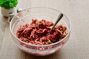 Салат "Виолетта" со свеклой и солеными огурцами Салат "Виолетта" со свеклой и солеными огурцами