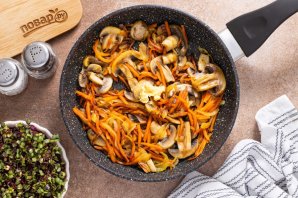 Суп с фунчозой и шампиньонами Суп с фунчозой и шампиньонами