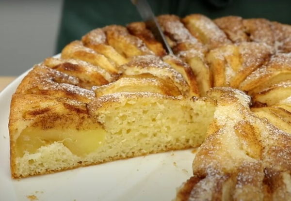 Много яблок и тесто на сметане. Нежный яблочный пирог «как у бабушки» Много яблок и тесто на сметане. Нежный яблочный пирог «как у бабушки»