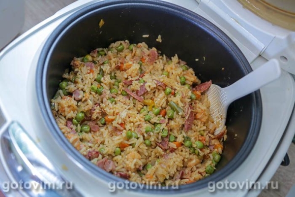 Паэлья с креветками, копченостями и зеленым горошком в мультиварке