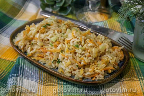 Жареный рис с зеленым луком и яйцом в мультиварке