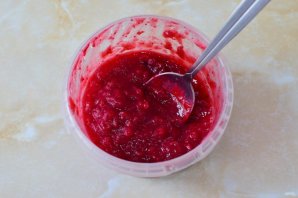 Меренговый рулет с клубникой и брусникой Меренговый рулет с клубникой и брусникой