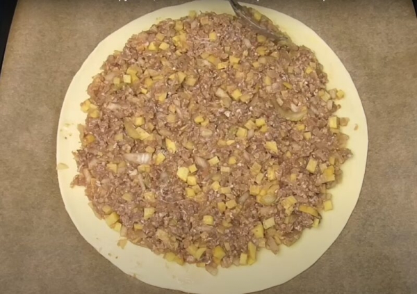 Ломается с хрустом, а внутри – мясной сюрприз. Рецепт сочного слоеного пирога из простых продуктов