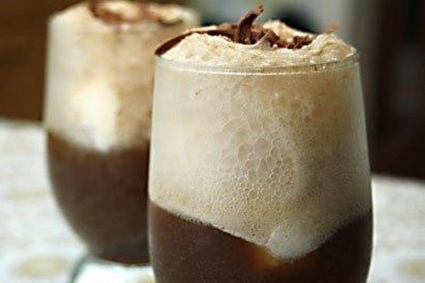 Коктейль «Черная вдова» с мороженым Коктейль «Черная вдова» с мороженым