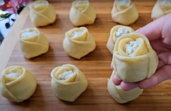 Простой и быстрый десерт из обычного теста. Нежные творожные розочки Простой и быстрый десерт из обычного теста. Нежные творожные розочки