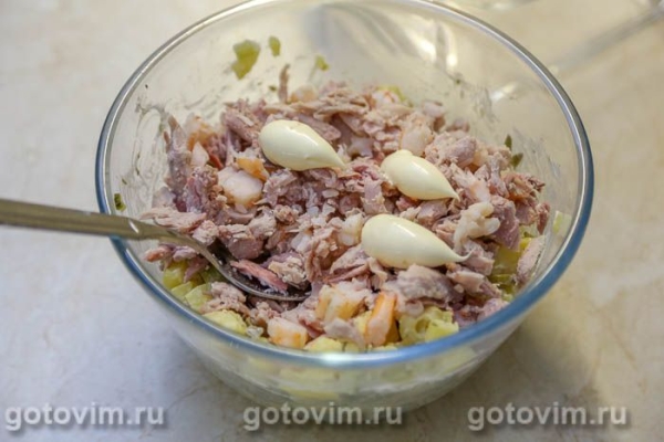 Салат &laquo;Оливье&raquo; с ланспиком, цыпленком и креветками по старинному рецепту